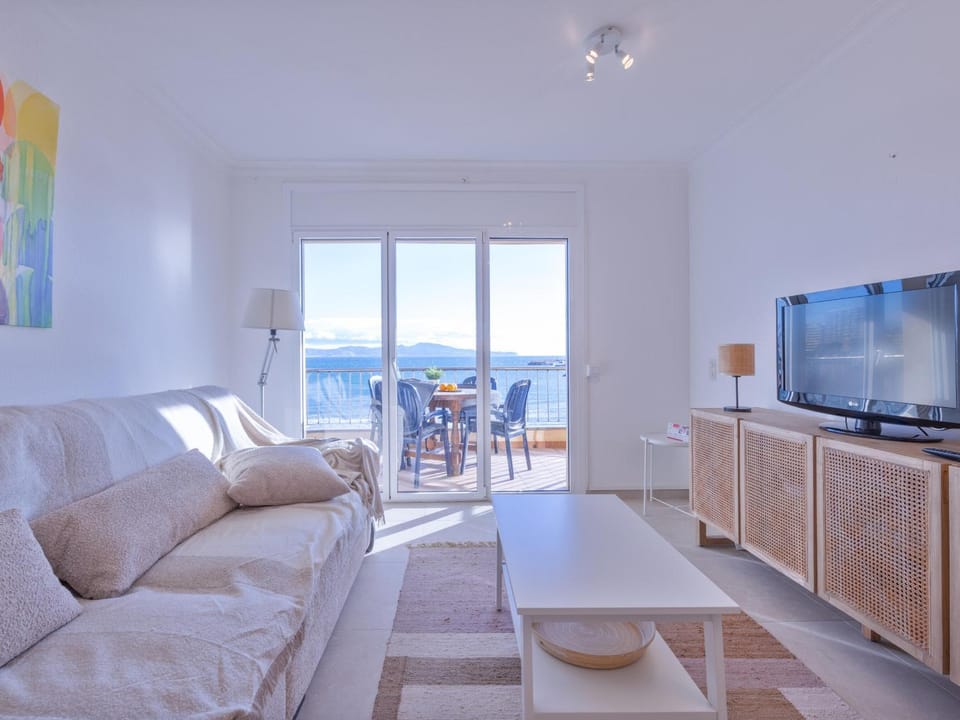 Apartamento renovado con terraza vistas al mar en L'Escala - ES-325-24 Apartment in L'Escala