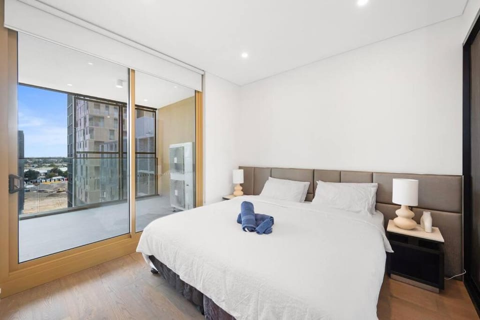 SOP 99 Modern 3 Bedroom with Pool & Free Parking Apartment in Lidcombe