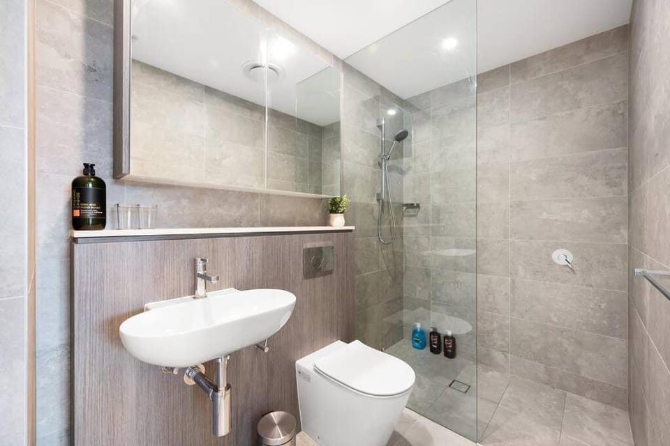 SOP 99 Modern 3 Bedroom with Pool & Free Parking Apartment in Lidcombe