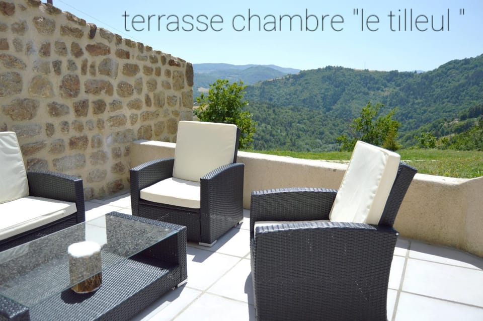 Ardèche, Gîtes la côte des Buis, avec piscine intérieure, Jacuzzi, vallée du Doux House in Provence