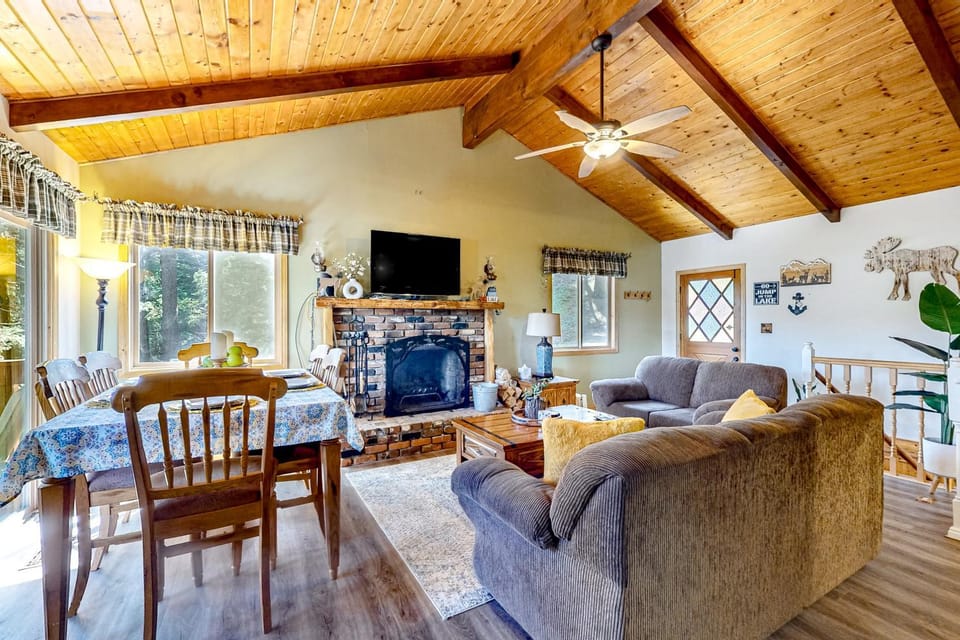 Idyllic Cabin in the Woods: Cozy Crestline Retreat Cabin in Crestline