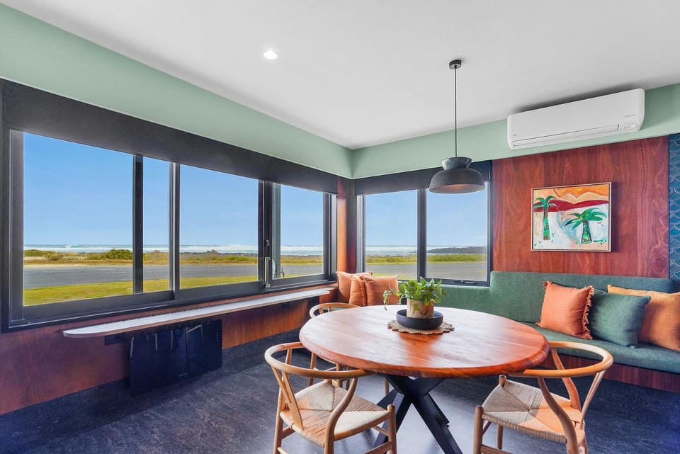 Seating area, Dining area, Sea view