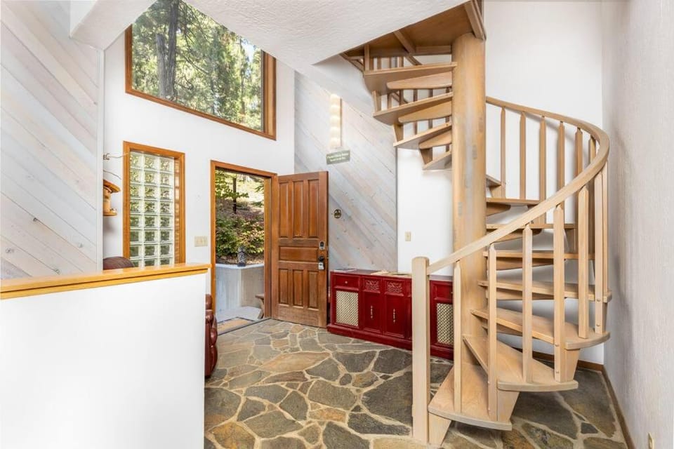 WHouse*HotTub*Sleeps20*BLS*FirePit*AC&Heat*DogsOk Chalet in Arnold