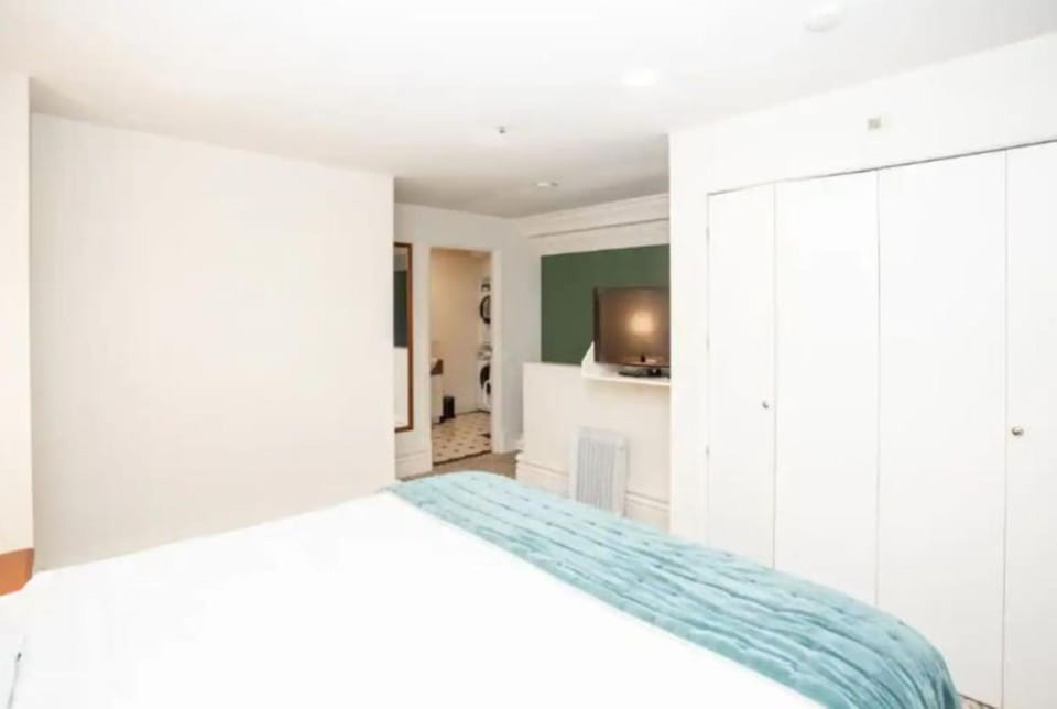 Bed, TV and multimedia, Photo of the whole room, Decorative detail, Bedroom, wardrobe