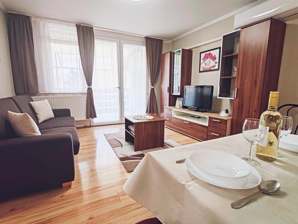 Communal lounge/ TV room, TV and multimedia, Living room, Seating area, Dining area