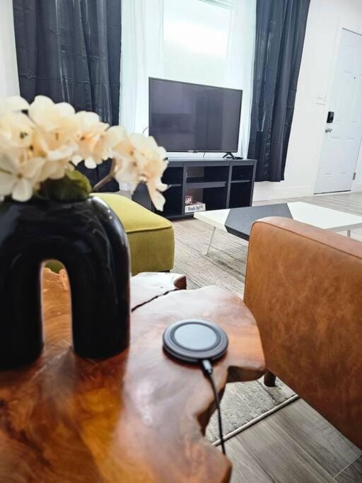 TV and multimedia, Living room, Seating area, Family