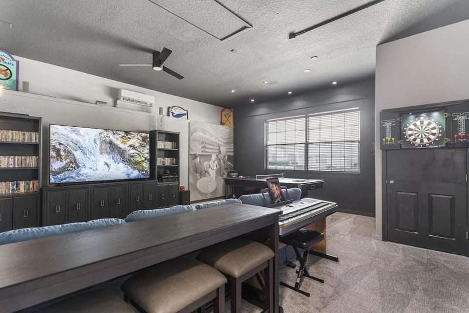 Luxurious 9BR Themed SE Facing Pool Hot Tub Theater Game Room BBQ 2 miles Disney House in Four Corners