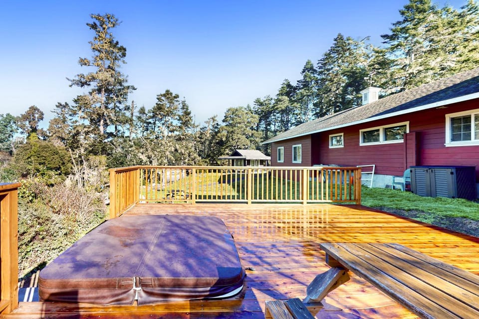 Prime Mendocino Retreat with Hot Tub & 2 Kitchens House in Mendocino