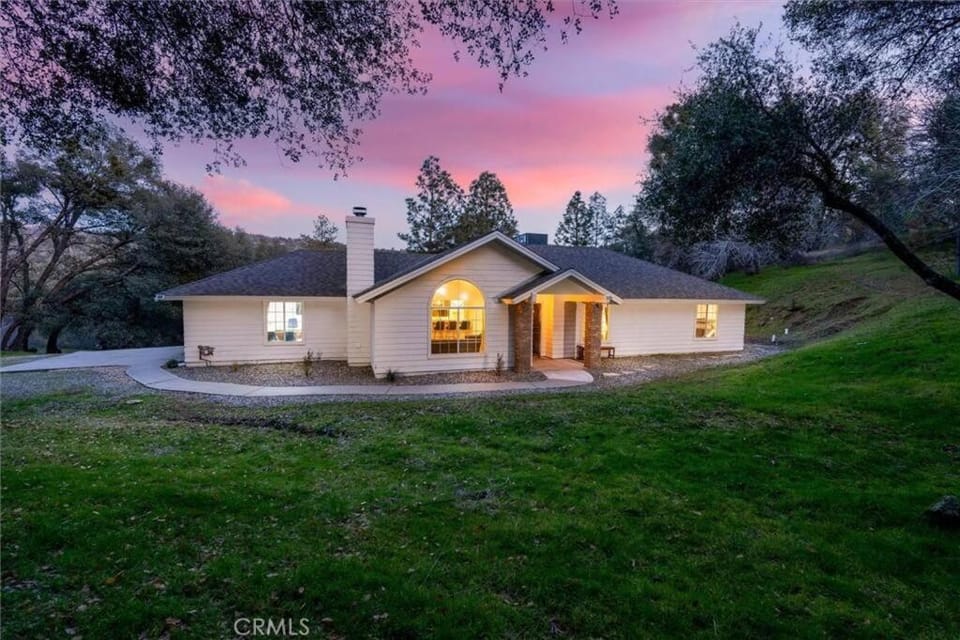 Mountain Retreat! Hot Tub, 4 BDR, 2 BTH Yosemite, Bass Lake House in Oakhurst