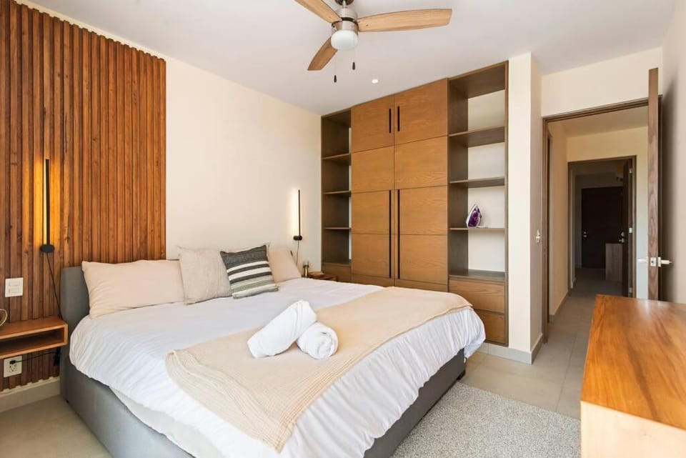 Bed, Photo of the whole room, Bedroom, fireplace, towels, wardrobe