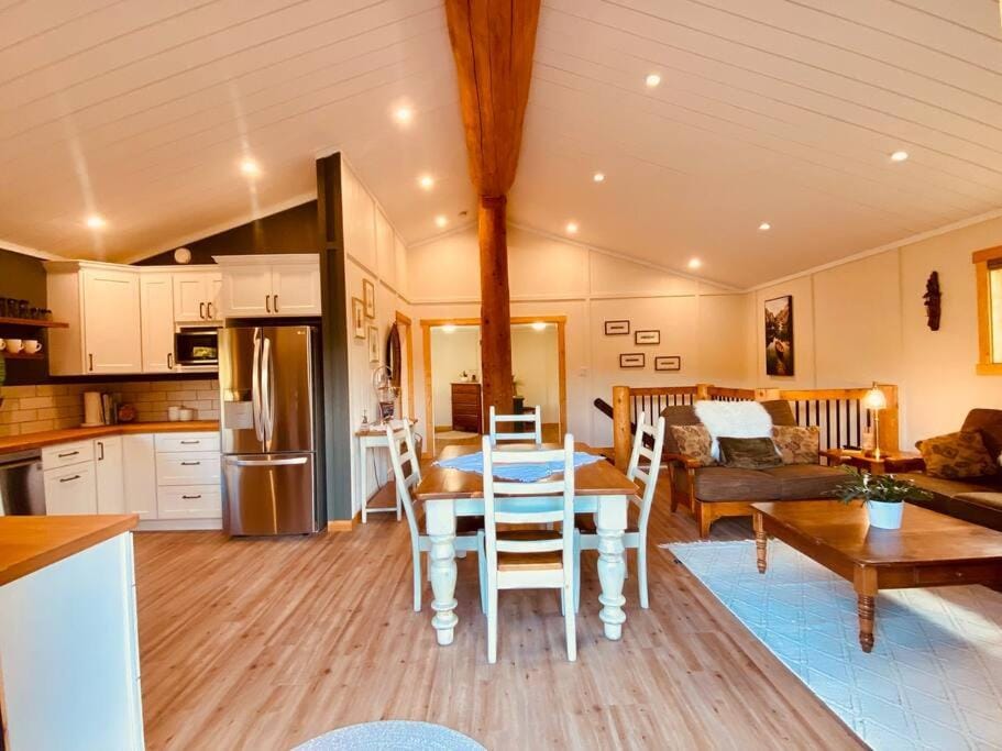 Kitchen or kitchenette, Living room, Seating area, Dining area, pet friendly