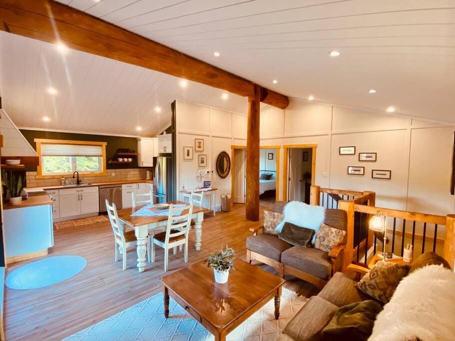 TV and multimedia, Kitchen or kitchenette, Living room, Seating area, Dining area