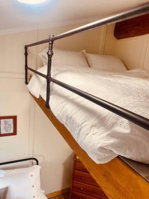 Bed, Bedroom, bunk bed
