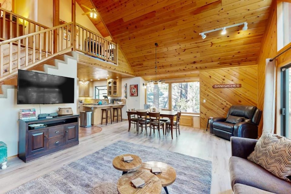 Hot Tub Hideaway House in Dorrington