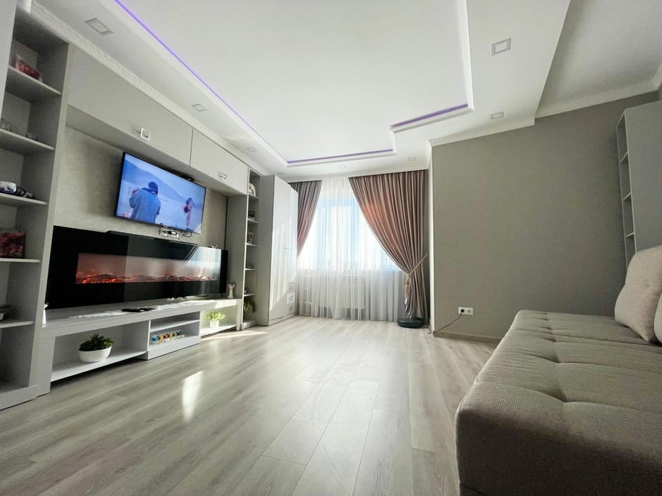 TV and multimedia, Living room, Seating area, Evening entertainment