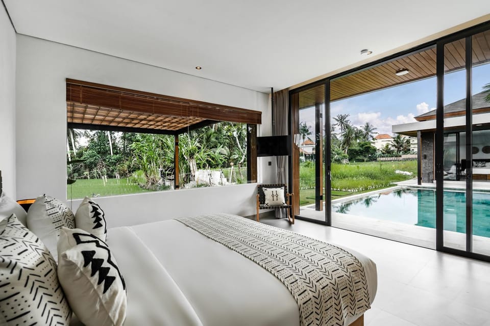 Bed, Natural landscape, TV and multimedia, Bedroom, Pool view, Swimming pool, sunbed, air conditioner