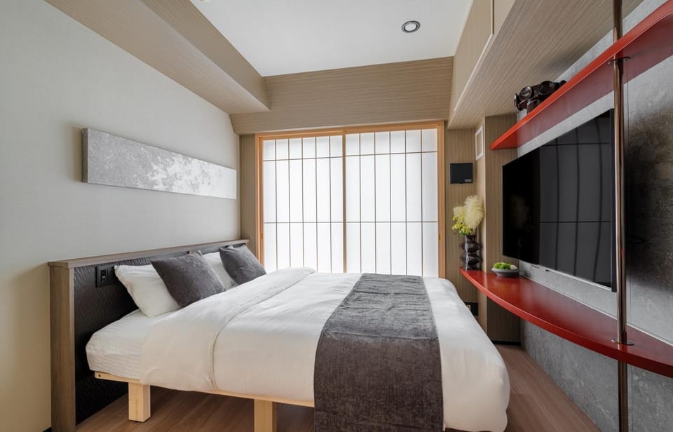 Bed, TV and multimedia, Bedroom