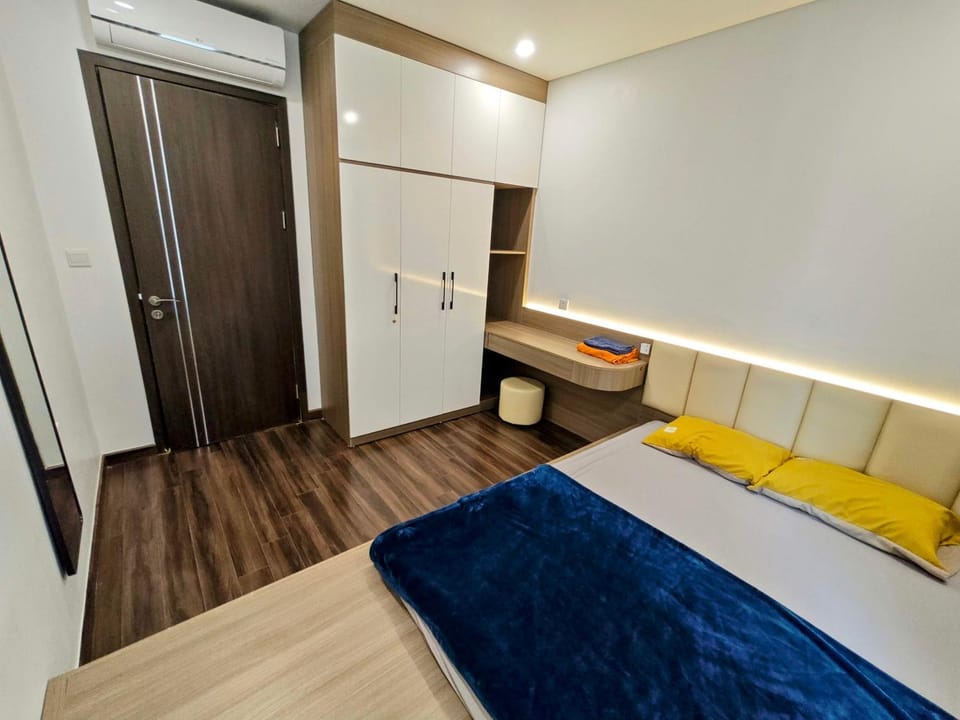 Bed, Bedroom, wardrobe, air conditioner