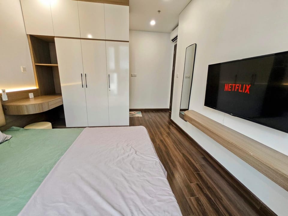 Bed, TV and multimedia, Photo of the whole room, Bedroom, wardrobe, air conditioner