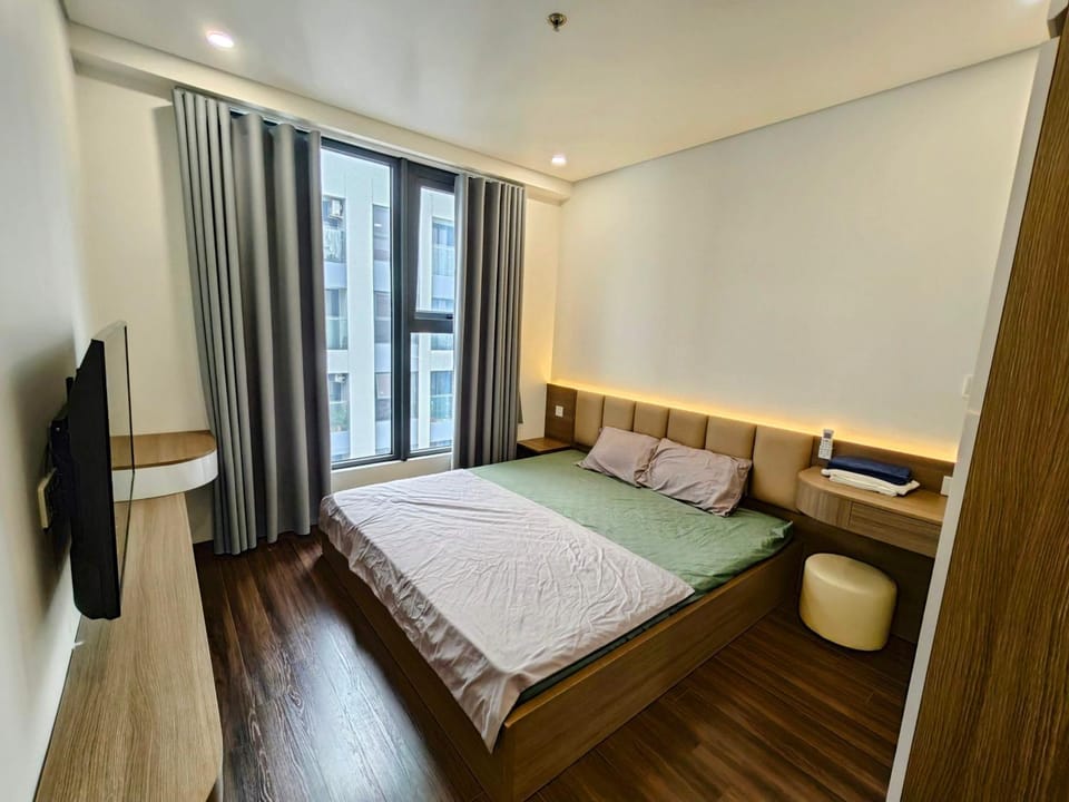 Bed, TV and multimedia, Bedroom