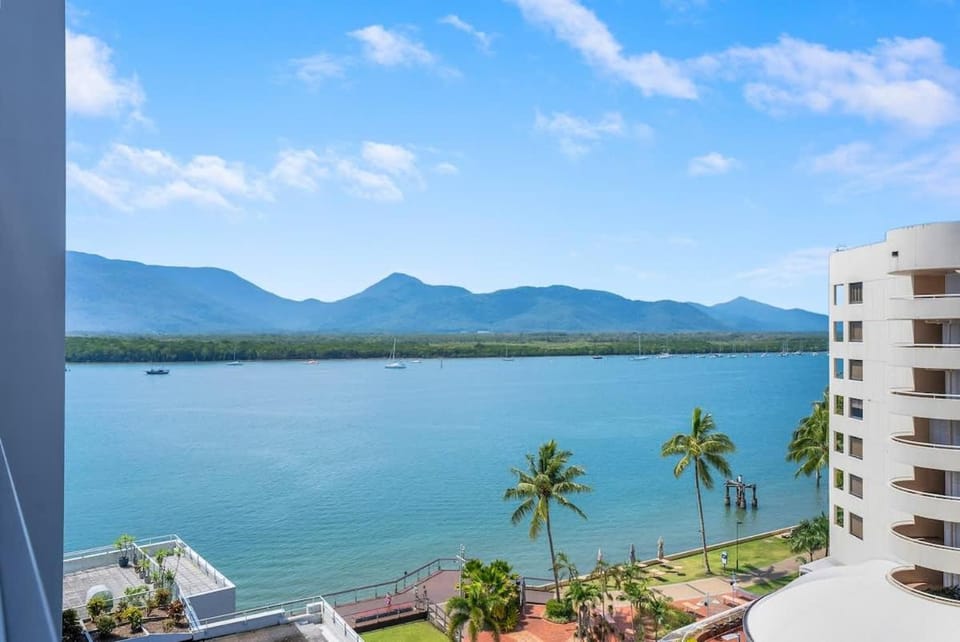Central Haven Couples Retreat at Harbour Lights Apartment in Cairns