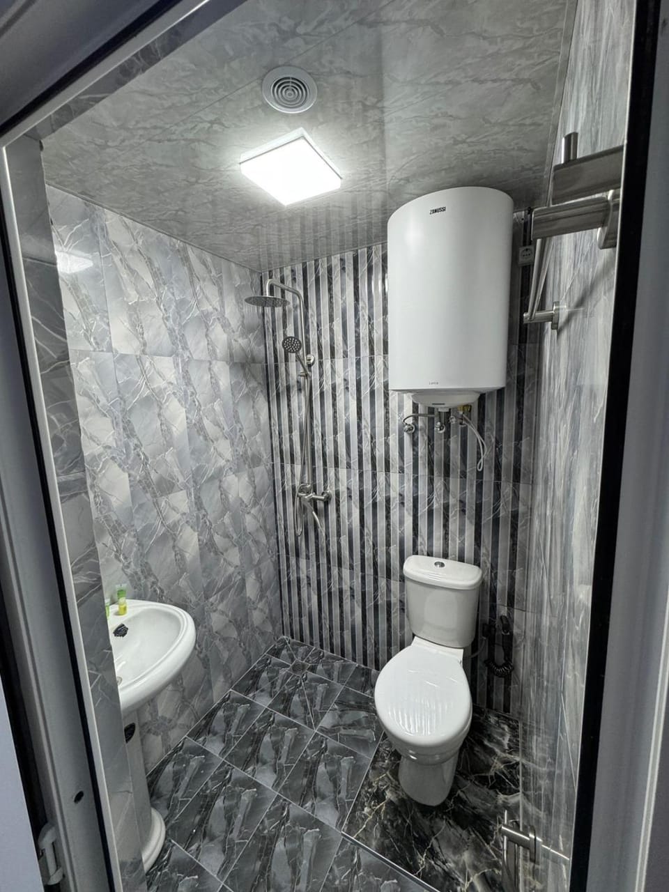 Shower, Toilet