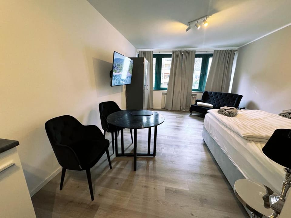 Bed, TV and multimedia, Photo of the whole room, Seating area, Bedroom