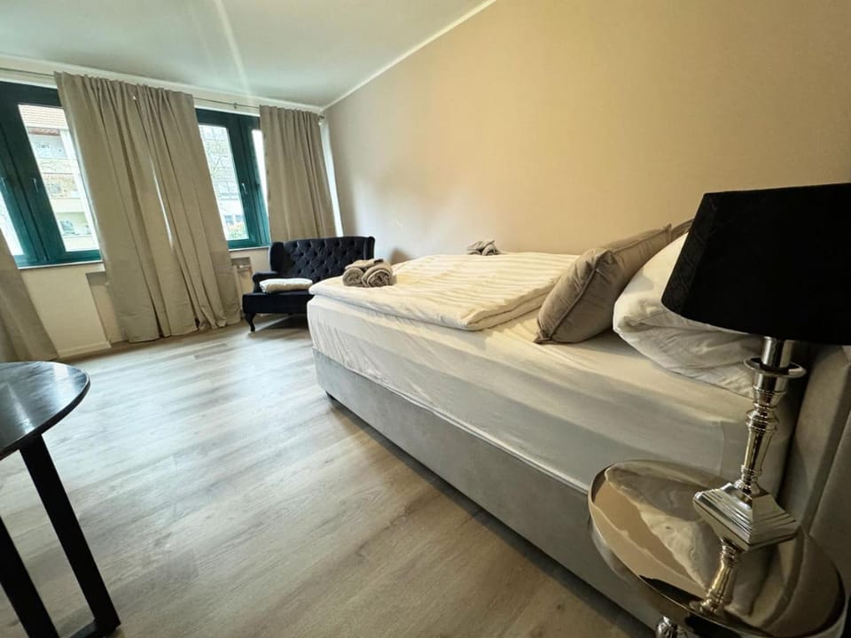 Bed, Photo of the whole room, Seating area, Bedroom