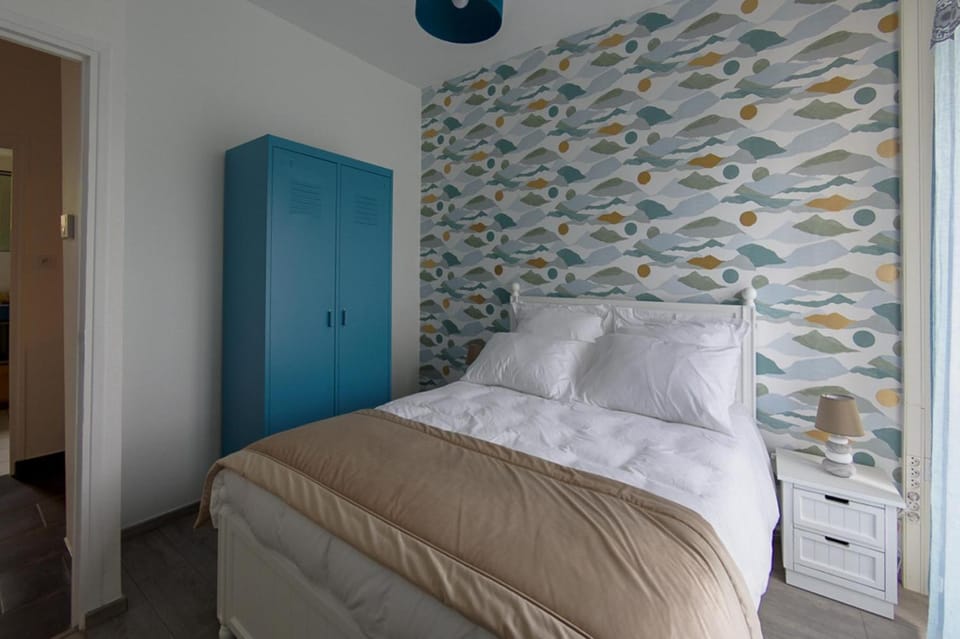 Bed, Photo of the whole room, Bedroom, wardrobe