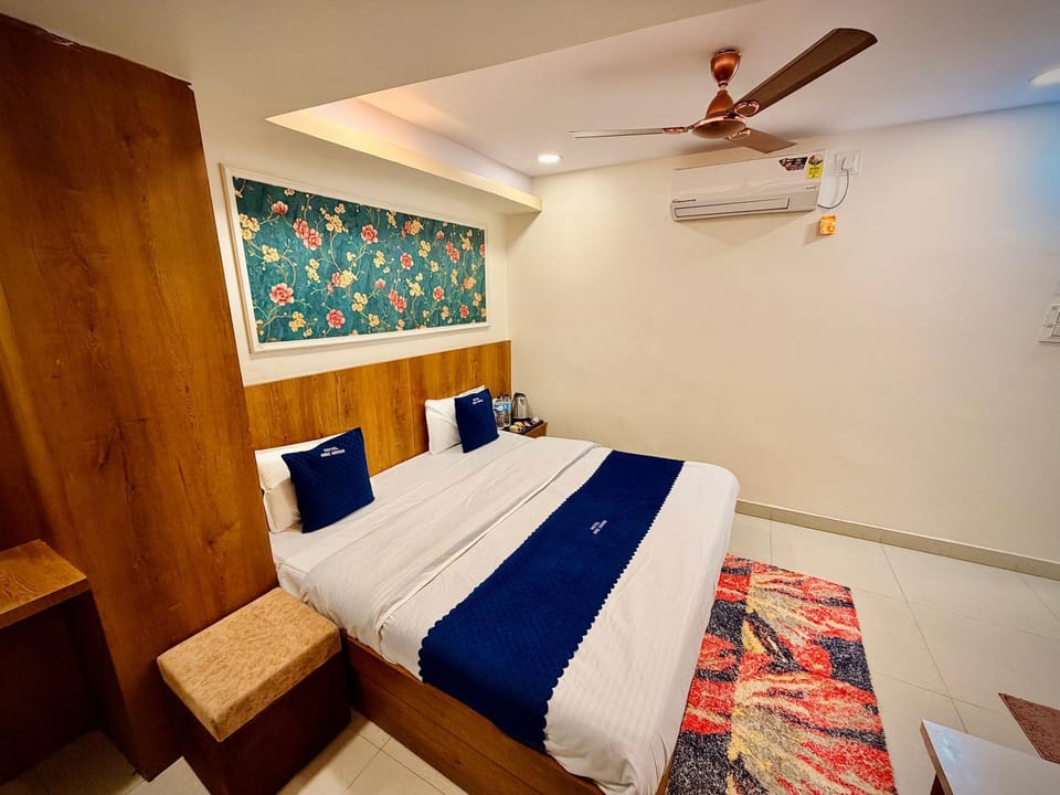 Photo of the whole room, Bedroom, air conditioner