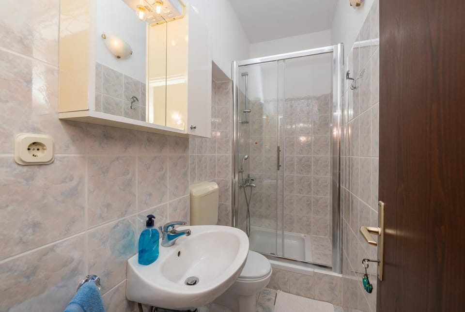 Shower, Toilet, Bathroom, towels