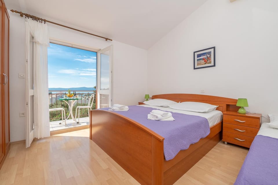 Bed, View (from property/room), Bedroom, Sea view, towels