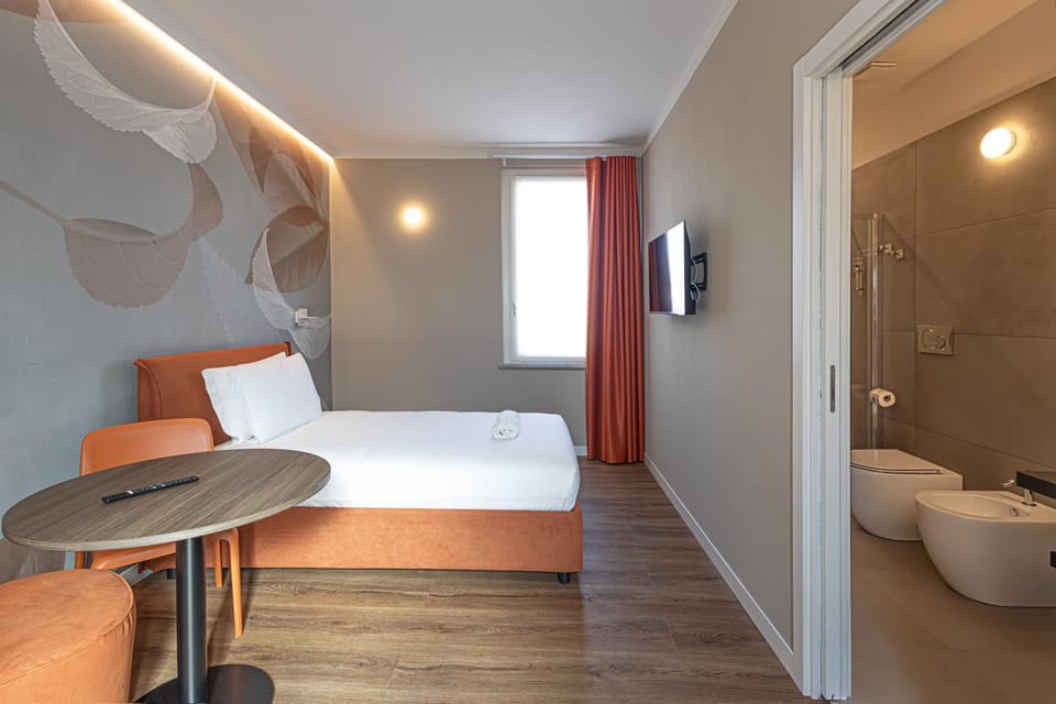 Bed, TV and multimedia, Photo of the whole room, Bedroom, towels