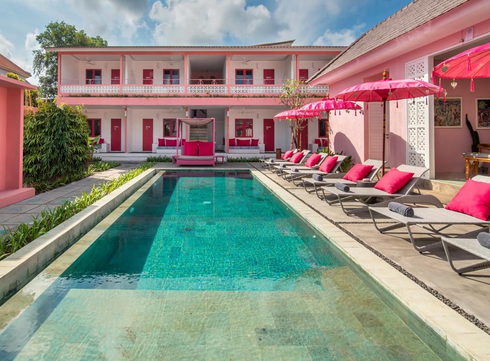 Swimming pool, sunbed
