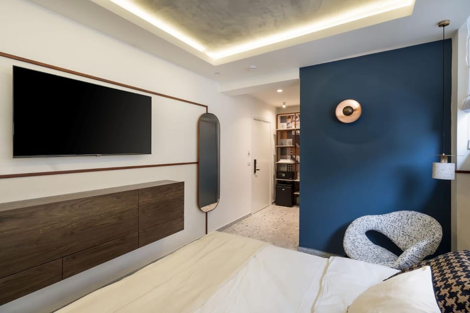Bed, TV and multimedia, Photo of the whole room, Bedroom