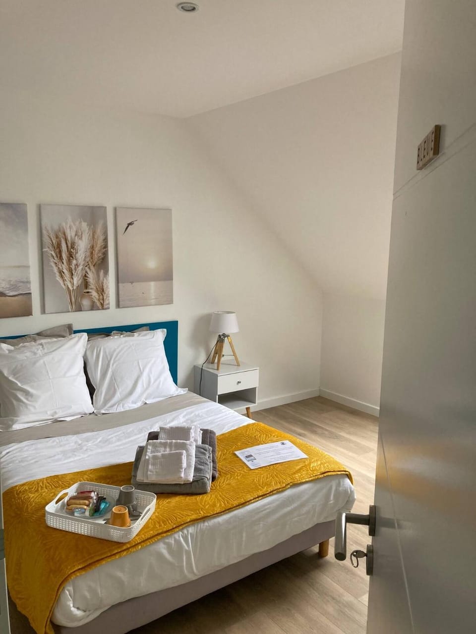 Bed, Coffee/tea facilities, Bedroom, City view, Landmark view, Landmark view, wardrobe