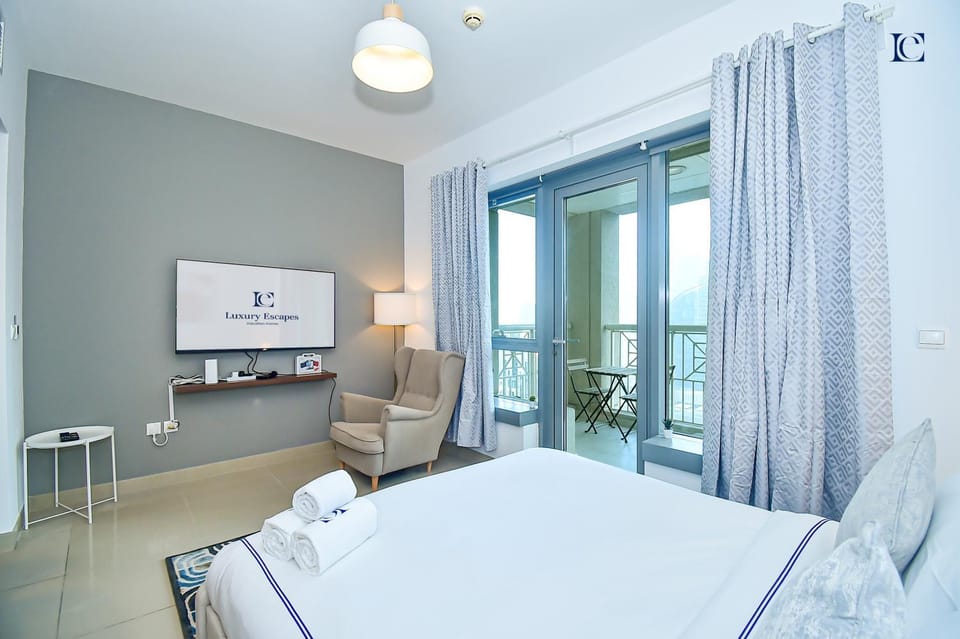 Bed, Living room, Photo of the whole room, Seating area, Bedroom, hair dresser