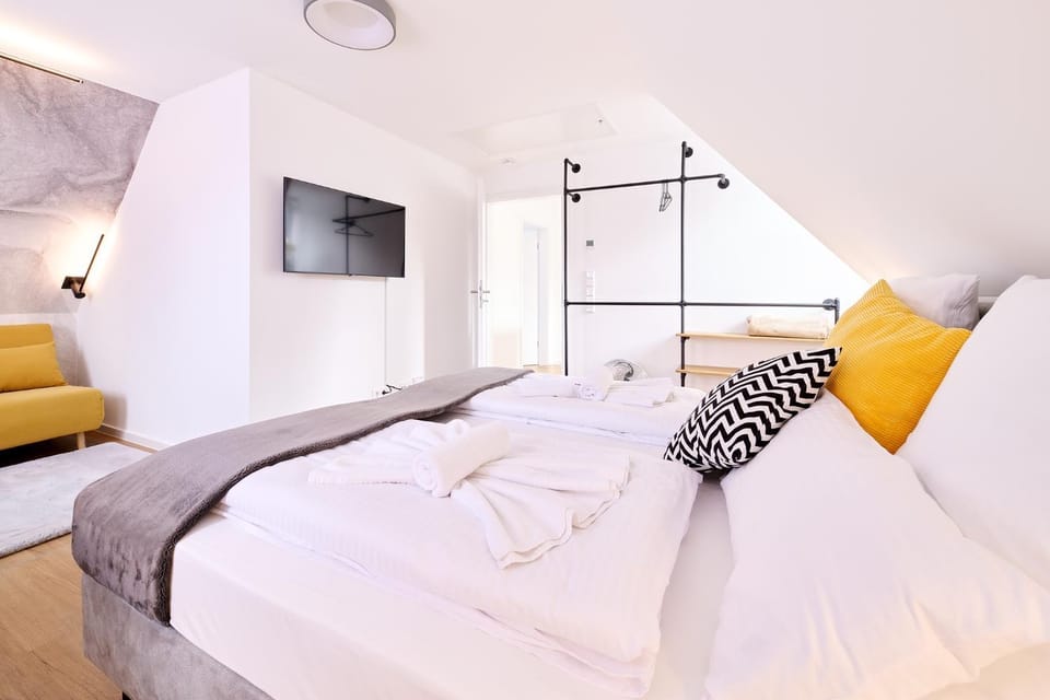 Bed, TV and multimedia, Photo of the whole room, Bedroom, towels