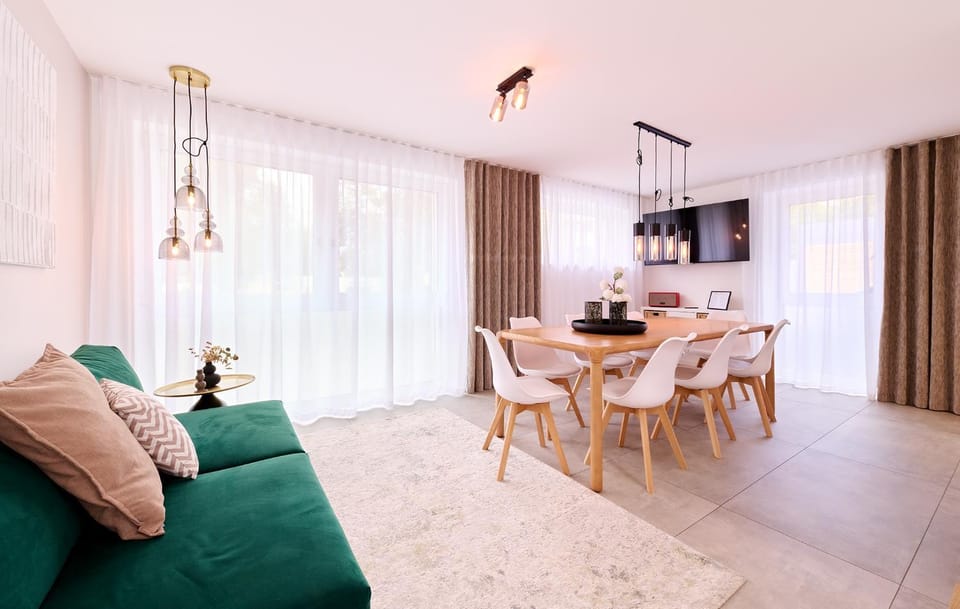TV and multimedia, Living room, Seating area, Dining area