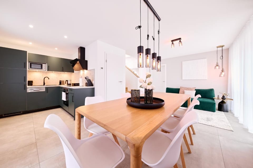 Kitchen or kitchenette, Living room, Seating area, Dining area, stove