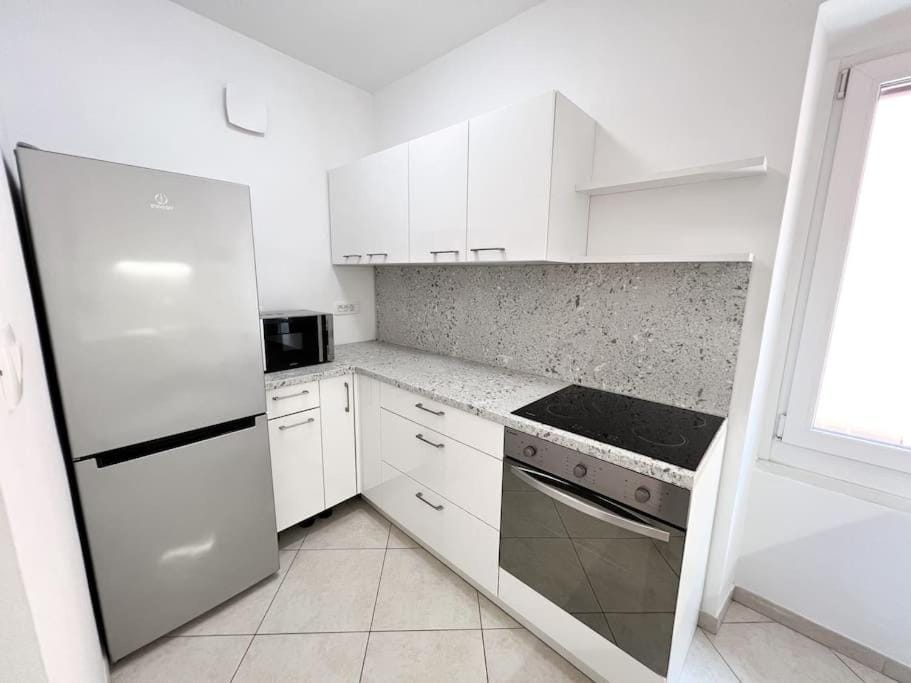Kitchen or kitchenette, minibar, oven, stove
