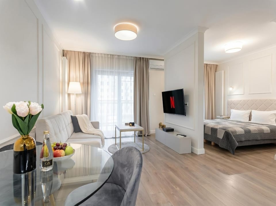 Communal lounge/ TV room, Bed, TV and multimedia, Living room, Photo of the whole room, Seating area, Evening entertainment, Bedroom, air conditioner