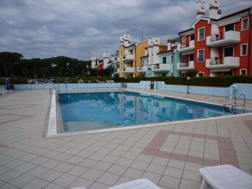 Pool view, Swimming pool, sunbed
