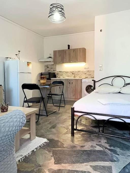 Bed, Photo of the whole room, Dining area, Bedroom, stove