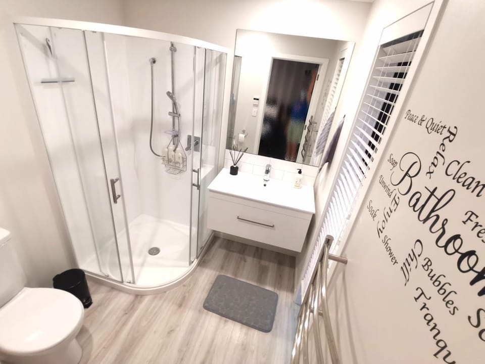 Shower, Toilet, Bathroom, towels