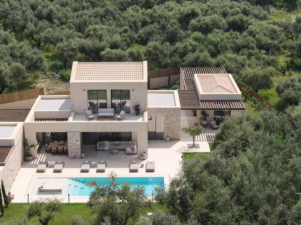 Property building, Day, Natural landscape, Garden, Garden view, Swimming pool, sunbed