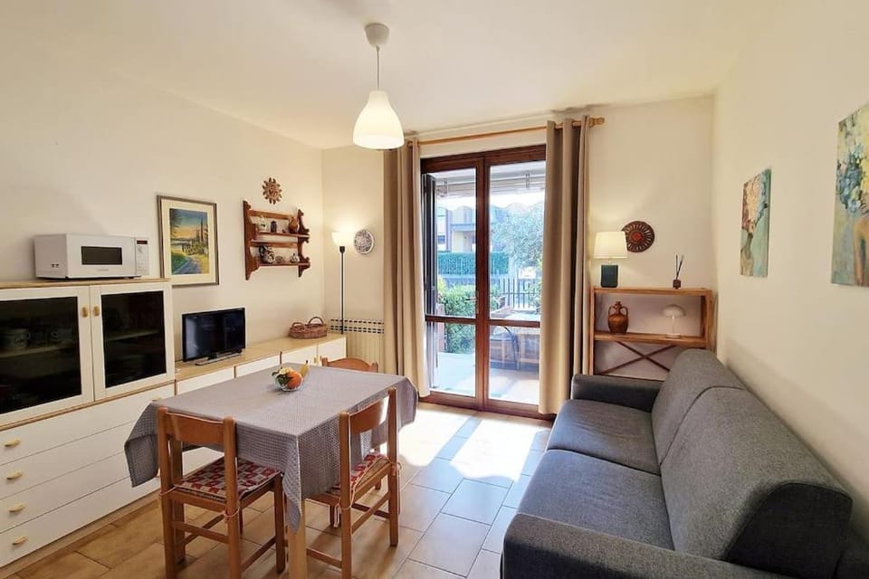 TV and multimedia, Living room, Seating area, Dining area, Garden view