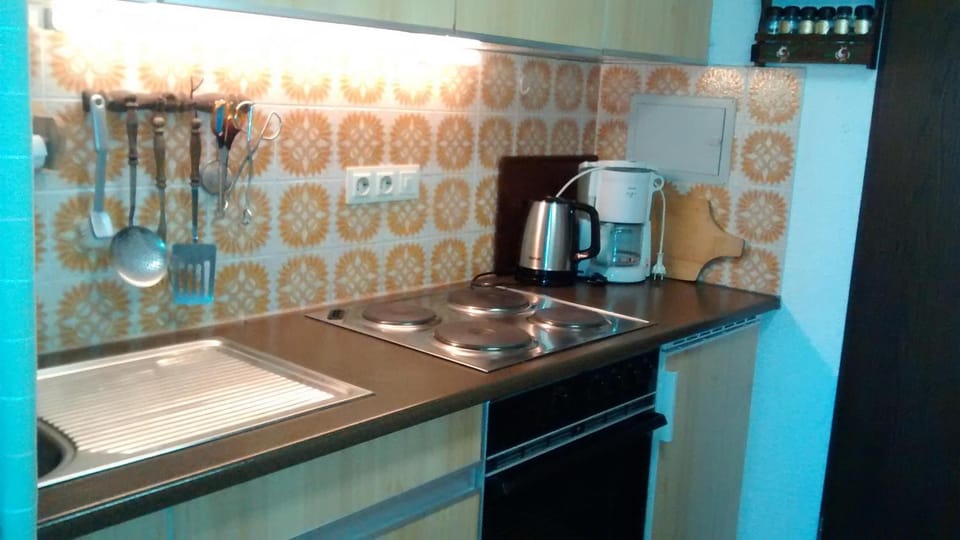 Coffee/tea facilities, Kitchen or kitchenette, stove
