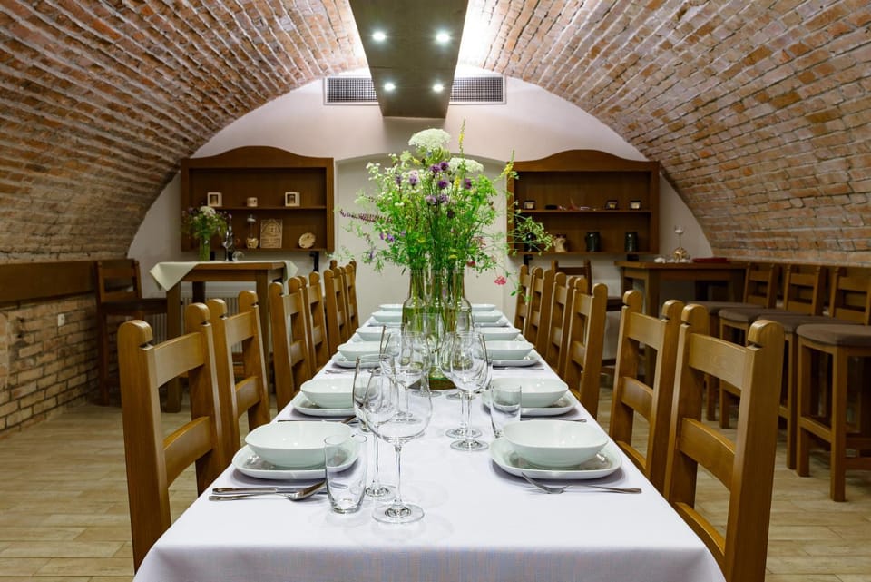 Restaurant/places to eat, Banquet/Function facilities, Seating area