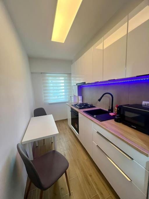 Kitchen or kitchenette, Dining area, minibar, pet friendly, stove